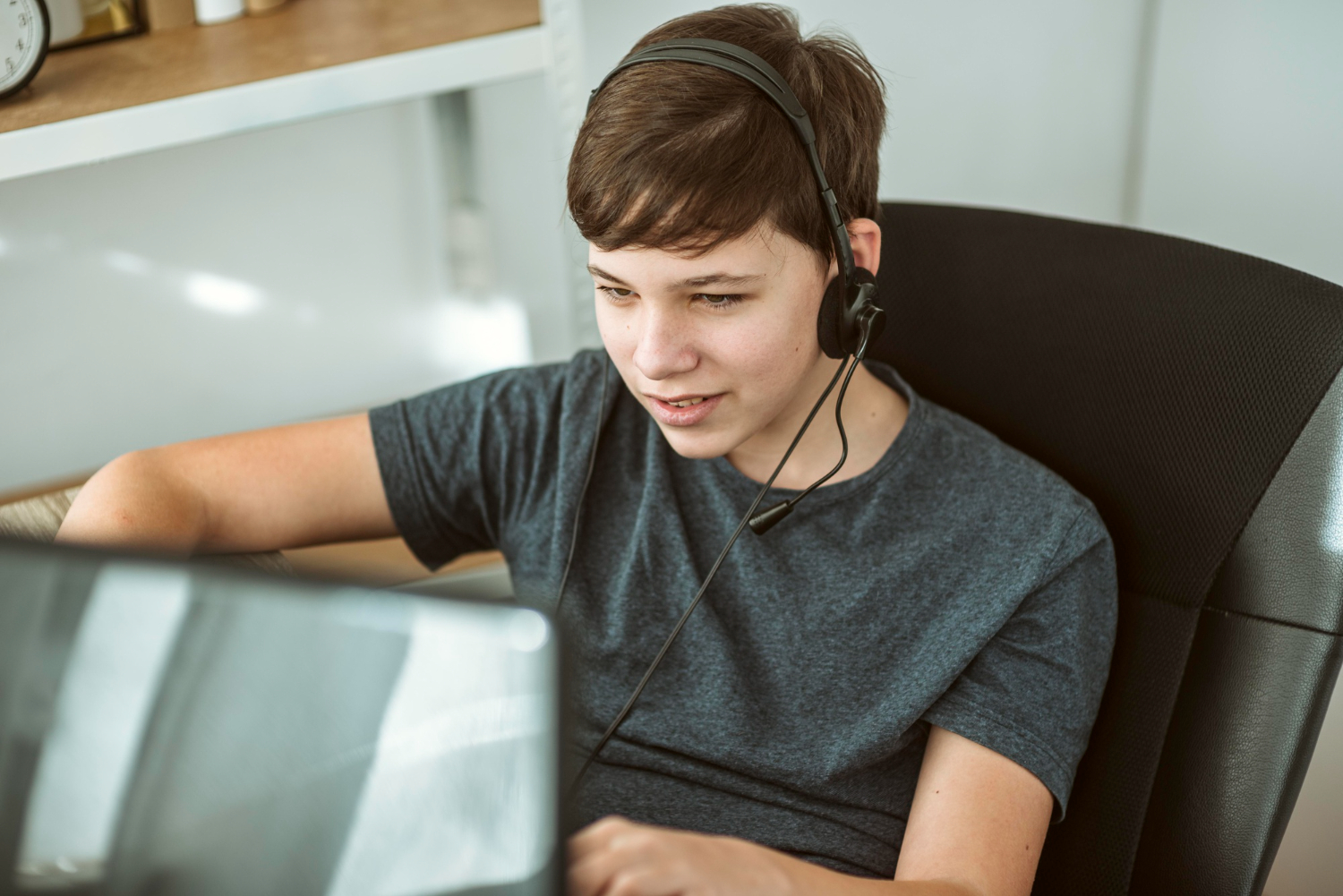Une voix nette dans Discord : couper les bruits, garder la parole et préserver un ping stable durant jeux et appels même dans le tumulte